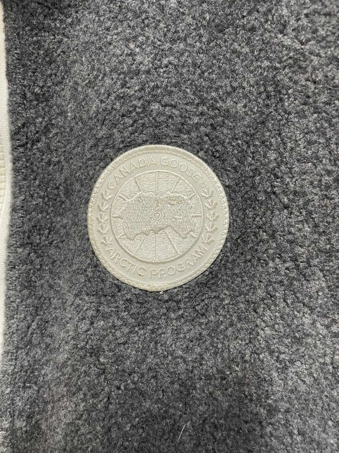 P600 Black CANADA GOOSE/Canada Goose Autumn and Winter Couple's Fleece Vest Jacket 🔘Color: Black Gray Khaki Highest version Original fabric High version High quality) ⚠All details Fabric accessories craftsmanship (all 1:1 passed inspection) (The owner is a "detail monster" so the goods he makes also pay attention to details) 1⃣ Distinguish the wrong version of market goods: all go single line ❌ Our genuine 1:1 special machine presses the line (high requirements for machine workers) 2⃣ Differentiates the market from drawings and making goods. Fabric color difference is too big. You get what you pay for, not fast food. 3⃣ Differentiates the market from low-end versions to receive labels, hang tags, and wash labels. All our accessories are custom-made (approved level) 4⃣ Differentiates the market from the detail-free workmanship❌ Our workmanship: neckline, shoulder line, armholes, cuffs, hem (In order to increase the cost, we must also restore the original product: yoke taping, double needle threading🔍) Size: S-XXL